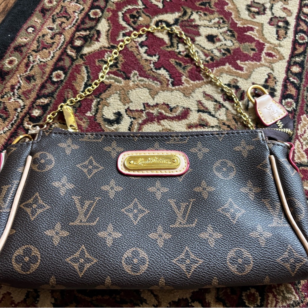 LV pouchette